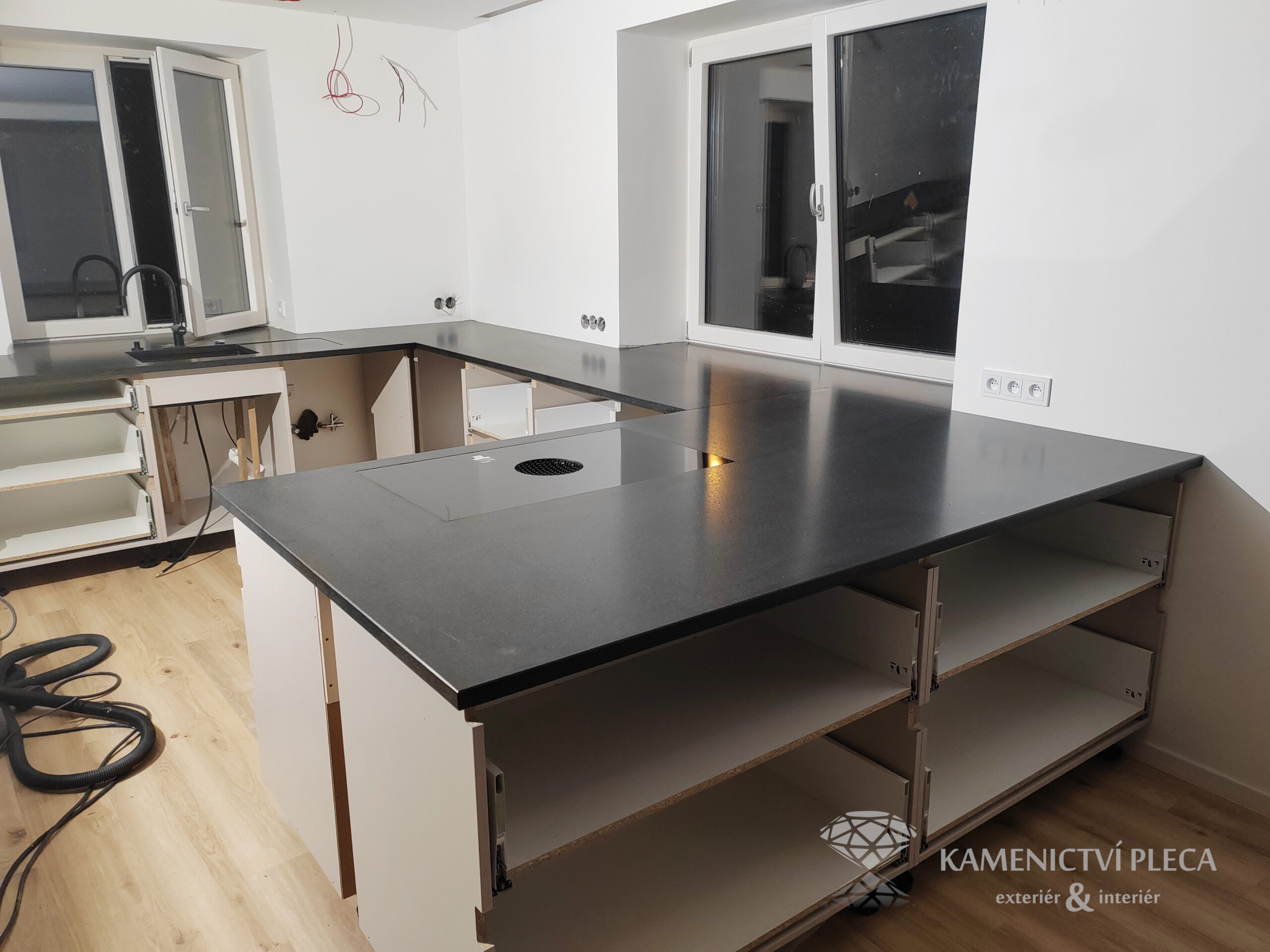 kartáčovaná pracovní deska