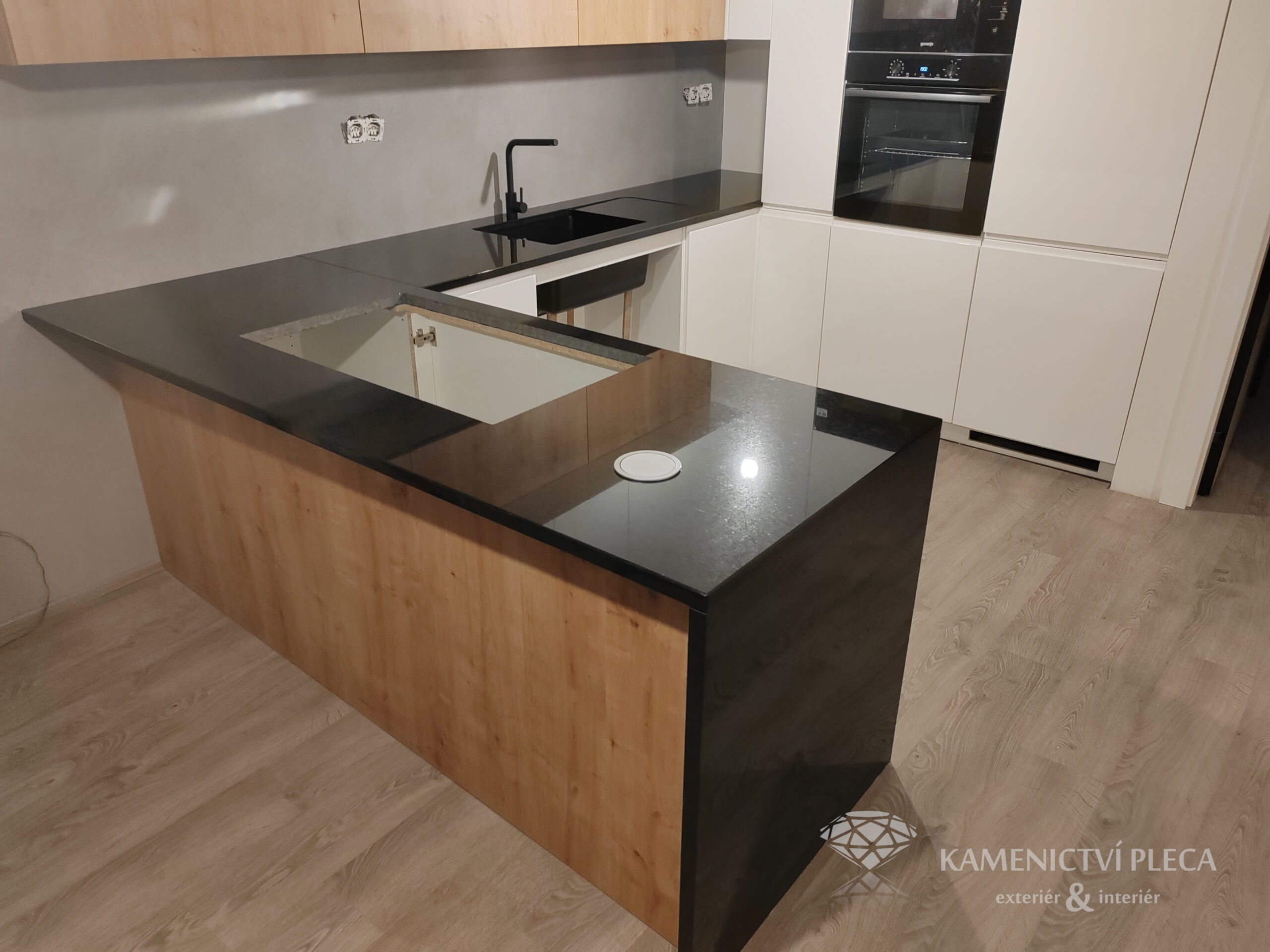 žulová pracovní deska z materiálu Monumental Black