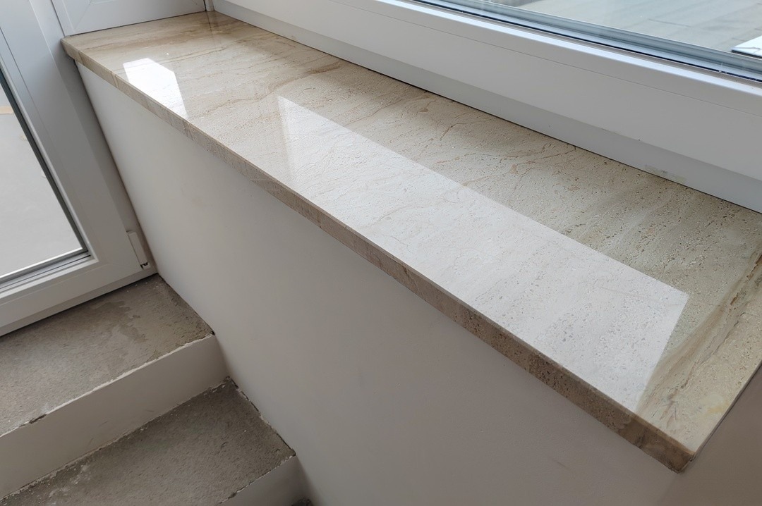 vnitřní kamenný parapet